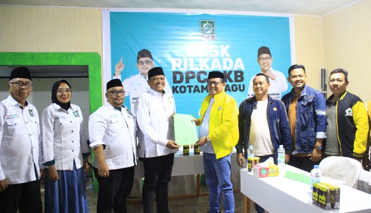 Herdy Korompot menyerahkan formulir pendaftaran kepada pengurus Desk Pilkada pengurus DPC PKB Kota Kotamobagu