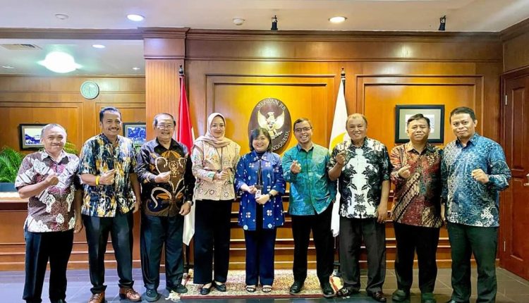 PJ Bupati Bolmut Sirajudin Lasena saat foto bersama Deputi Bidang Sumber Daya Manusia (SDM) Aparatur Kementerian Pendayagunaan Aparatur Negara dan Reformasi Birokrasi (MENPAN-RB)